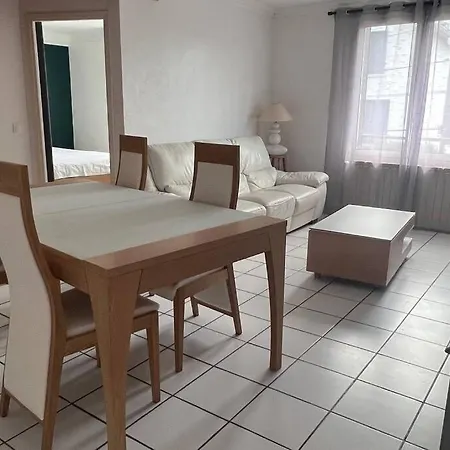 Maison Chaleureuse, Orly, Paris Apartment *
